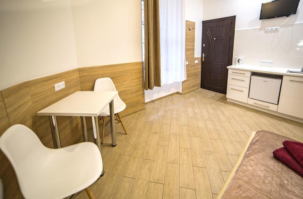 Mini Economy Apartments - Chornovola Avenue - 2 Minutes To The Opera House Leópolis Exterior foto